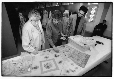 109323 Afbeelding van conservator Nico Kloppenborg (rechts) en twee bezoeksters van het Centraal Museum (Agnietenstraat ...